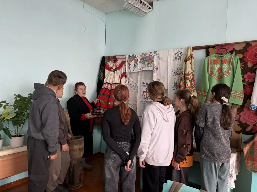 В МКОУ "Хмелевская ООШ" есть удивительный уголок, который погружает нас в историю В МКОУ "Хмелевская ООШ" есть удивительный уголок, который погружает нас в историю