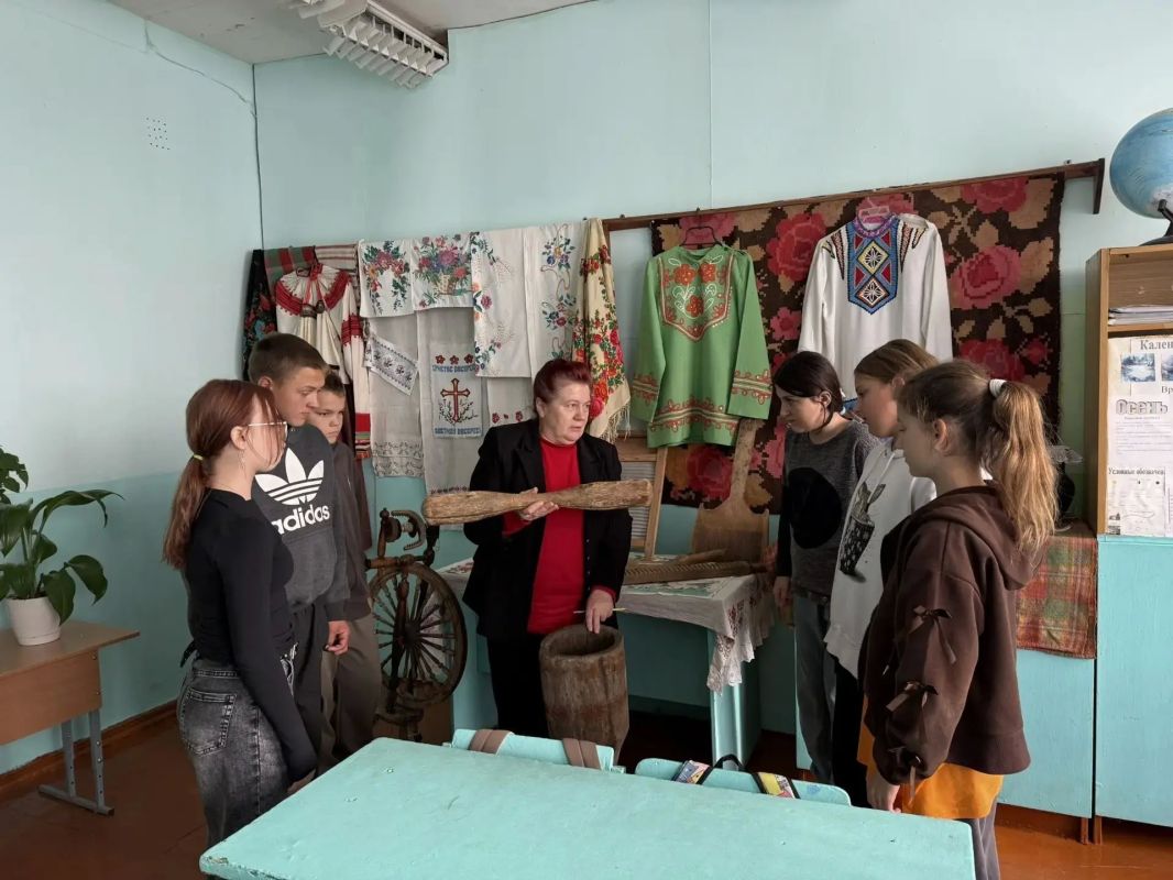 В МКОУ "Хмелевская ООШ" есть удивительный уголок, который погружает нас в историю В МКОУ "Хмелевская ООШ" есть удивительный уголок, который погружает нас в историю