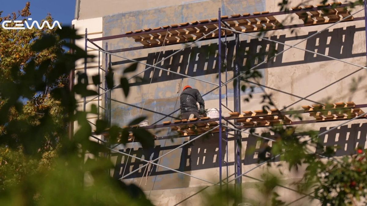 На улице Ленина в Курске восстанавливают мурал На улице Ленина в Курске восстанавливают мурал