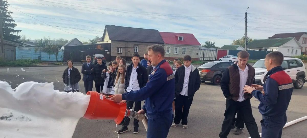 В рамках Всероссийской недели профориентации учащиеся 9 «А» класса Фатежской школы №1 посетили пожарную часть №45 города Фатежа, где приняли участие в увлекательной и познавательной экскурсии В рамках Всероссийской недели профориентации учащиеся 9 «А» класса Фатежской школы №1 посетили пожарную часть №45 города Фатежа, где приняли участие в увлекательной и познавательной экскурсии