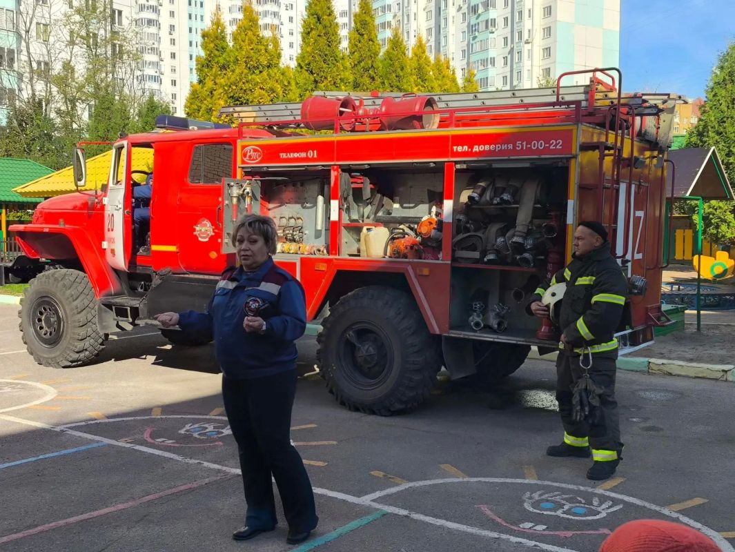 В детский сад №4 приехали огнеборцы В детский сад №4 приехали огнеборцы