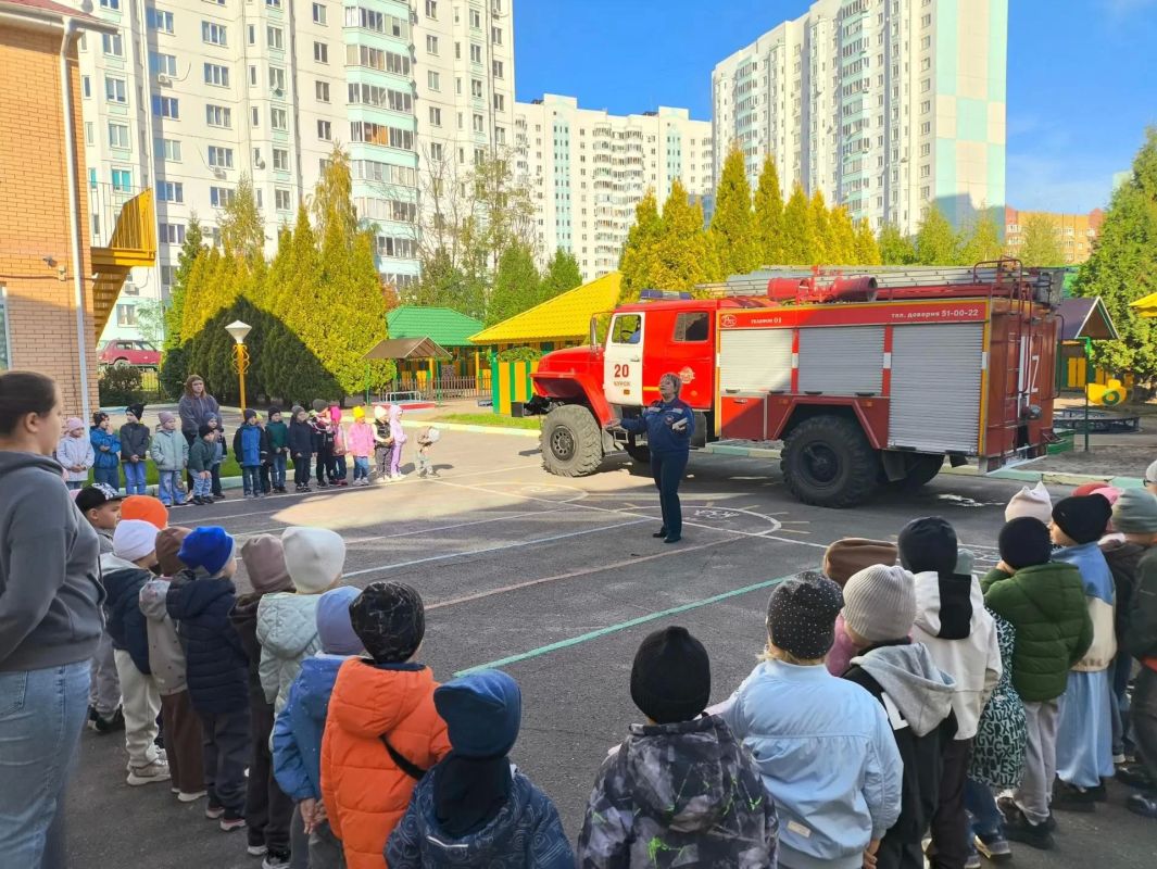 В детский сад №4 приехали огнеборцы В детский сад №4 приехали огнеборцы