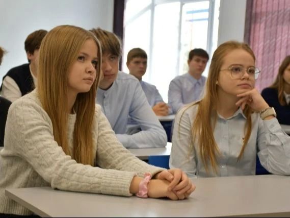 В школе №4 для обучающихся 9 класса прошёл необычный и вдохновляющий классный час под названием «Фехтовальная дорожка - путь длиною в жизнь» В школе №4 для обучающихся 9 класса прошёл необычный и вдохновляющий классный час под названием «Фехтовальная дорожка - путь длиною в жизнь»