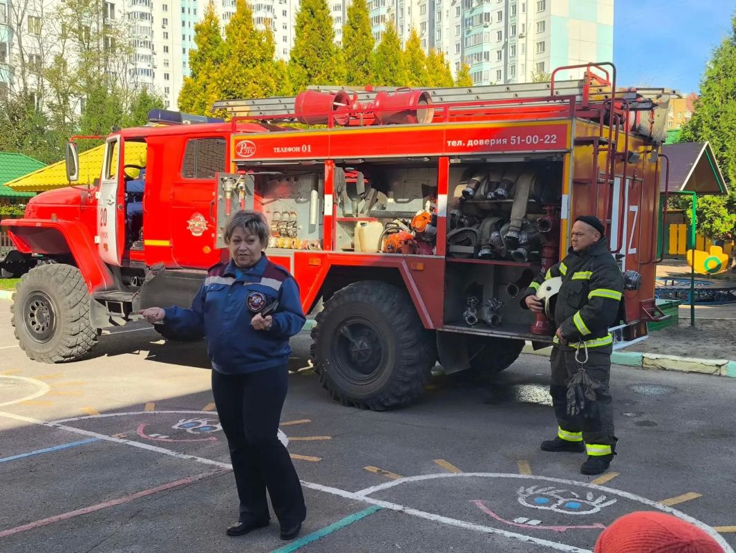 В детский сад №4 приехали огнеборцы В детский сад №4 приехали огнеборцы
