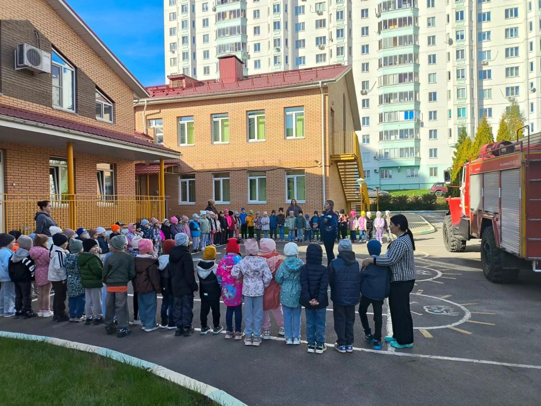 В детский сад №4 приехали огнеборцы В детский сад №4 приехали огнеборцы