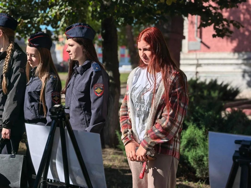 Юные куряне посетили передвижную планшетную арт-галерею «Константин Трутовский: история, рассказанная кистью» Юные куряне посетили передвижную планшетную арт-галерею «Константин Трутовский: история, рассказанная кистью»