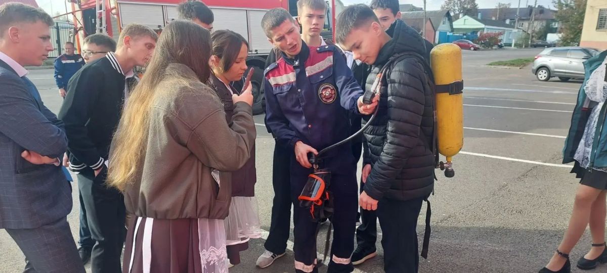 В рамках Всероссийской недели профориентации учащиеся 9 «А» класса Фатежской школы №1 посетили пожарную часть №45 города Фатежа, где приняли участие в увлекательной и познавательной экскурсии В рамках Всероссийской недели профориентации учащиеся 9 «А» класса Фатежской школы №1 посетили пожарную часть №45 города Фатежа, где приняли участие в увлекательной и познавательной экскурсии