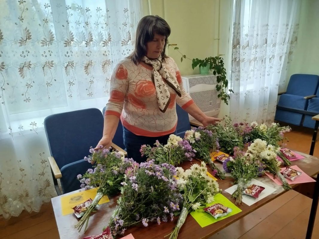 Есть в октябре замечательный и добрый праздник – День пожилых людей, праздник мудрости и добра! Есть в октябре замечательный и добрый праздник – День пожилых людей, праздник мудрости и добра!