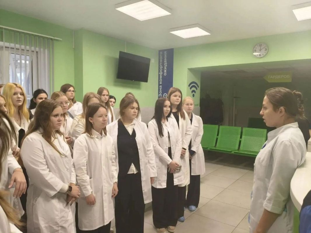 Курские школьники знакомятся с работой областной больницы Курские школьники знакомятся с работой областной больницы