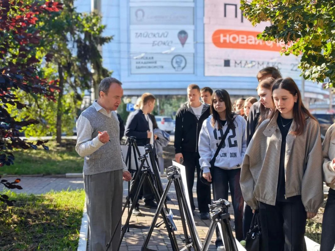 Юные куряне посетили передвижную планшетную арт-галерею «Константин Трутовский: история, рассказанная кистью» Юные куряне посетили передвижную планшетную арт-галерею «Константин Трутовский: история, рассказанная кистью»