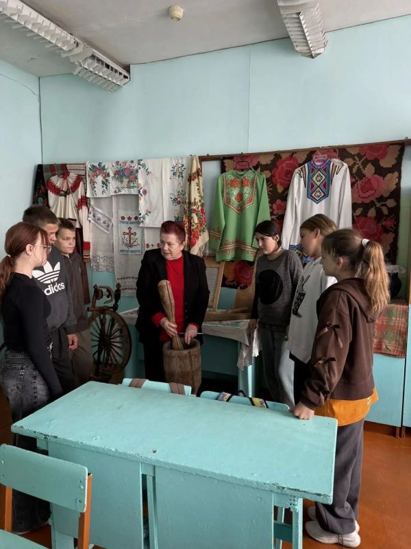 В МКОУ "Хмелевская ООШ" есть удивительный уголок, который погружает нас в историю В МКОУ "Хмелевская ООШ" есть удивительный уголок, который погружает нас в историю