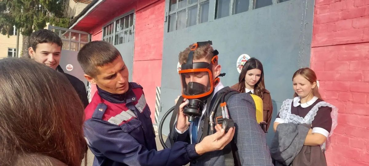 В рамках Всероссийской недели профориентации учащиеся 9 «А» класса Фатежской школы №1 посетили пожарную часть №45 города Фатежа, где приняли участие в увлекательной и познавательной экскурсии В рамках Всероссийской недели профориентации учащиеся 9 «А» класса Фатежской школы №1 посетили пожарную часть №45 города Фатежа, где приняли участие в увлекательной и познавательной экскурсии