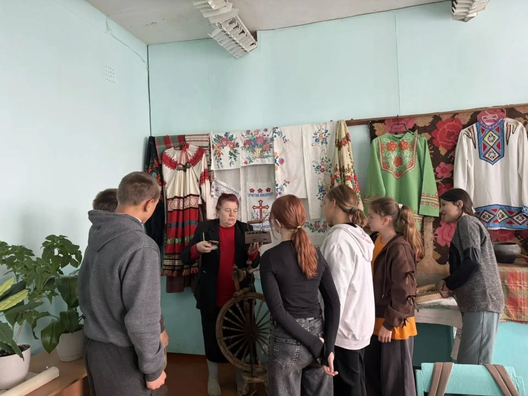 В МКОУ "Хмелевская ООШ" есть удивительный уголок, который погружает нас в историю В МКОУ "Хмелевская ООШ" есть удивительный уголок, который погружает нас в историю