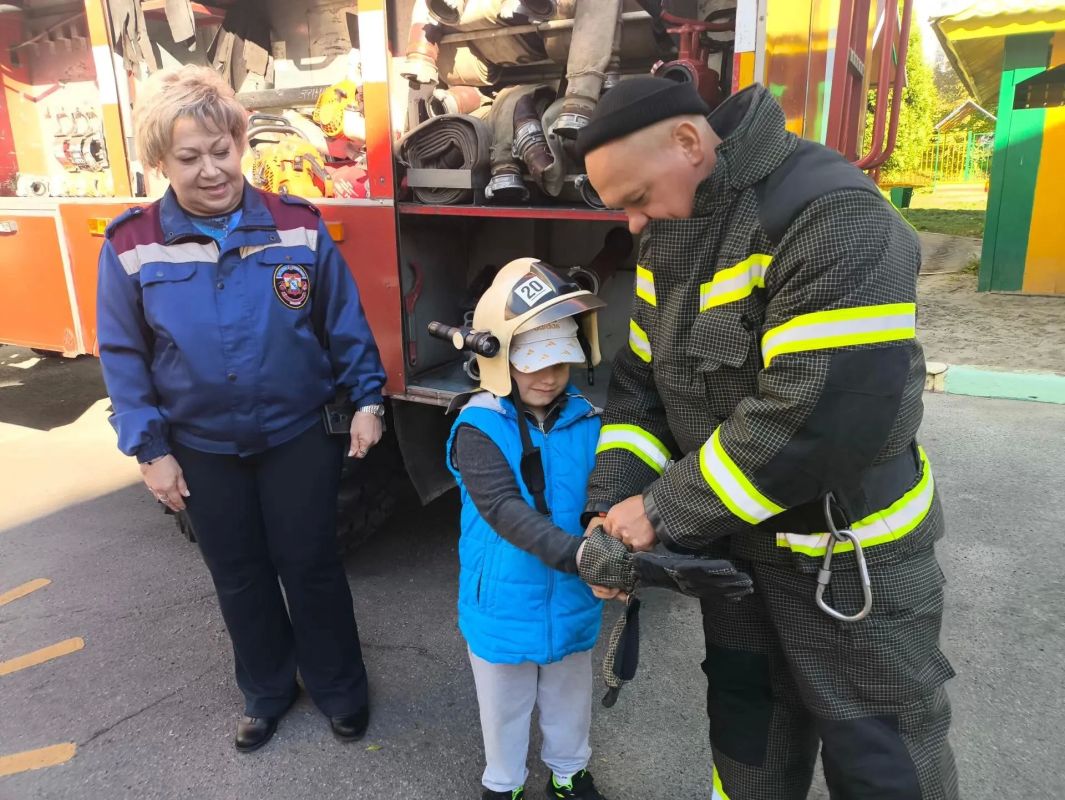 В детский сад №4 приехали огнеборцы В детский сад №4 приехали огнеборцы