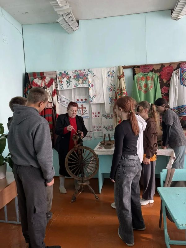 В МКОУ "Хмелевская ООШ" есть удивительный уголок, который погружает нас в историю