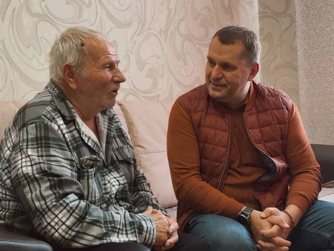 Алексей Спиридонов: Завершили рабочую неделю на позитивной ноте! Вместе с главой Гончаровского Сельсовета Игорем Михайловичем Тарадайченко поздравили с 90-летием Ивана Яковлевича Барыбу