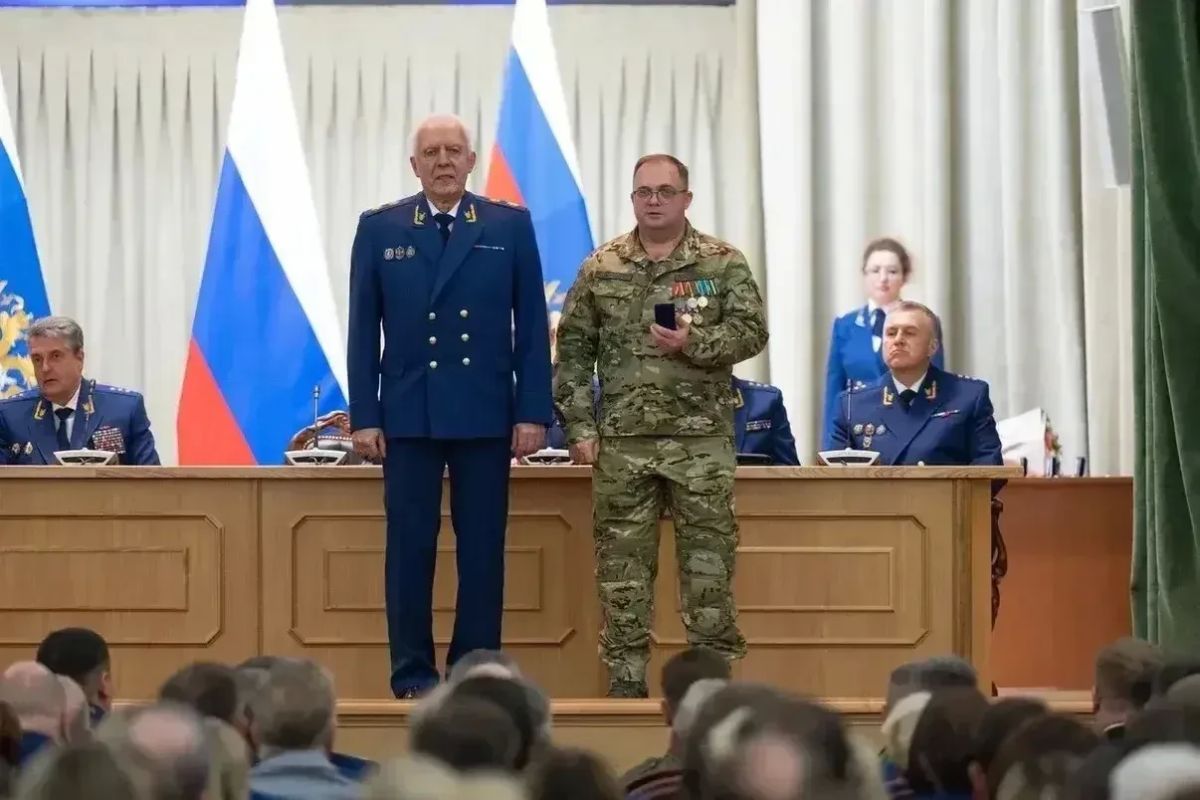 Боец бригады «БАРС-Курск» встретился с Генпрокурором России Александром Гуцаном