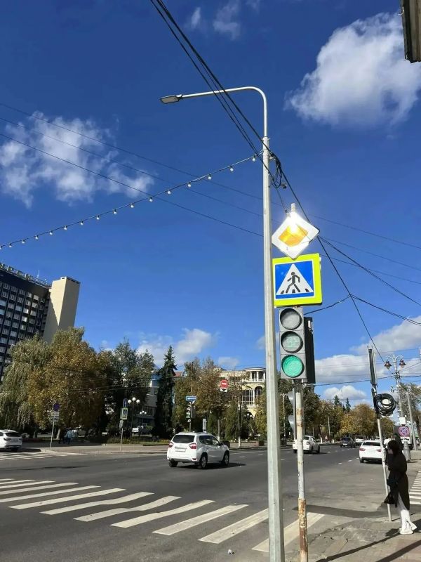 В Курске на улице Ленина установили новую опору освещения взамен поврежденной в ДТП с автобусом В Курске на улице Ленина установили новую опору освещения взамен поврежденной в ДТП с автобусом