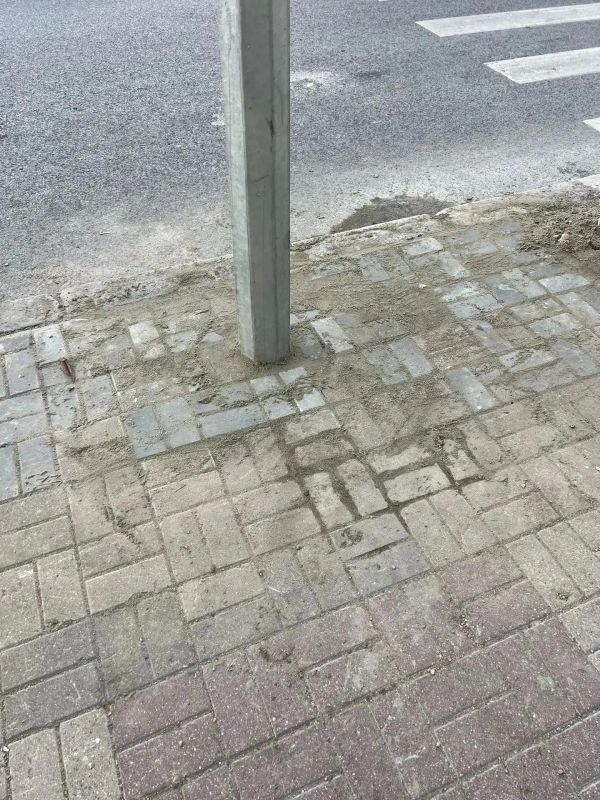 В Курске на улице Ленина установили новую опору освещения взамен поврежденной в ДТП с автобусом В Курске на улице Ленина установили новую опору освещения взамен поврежденной в ДТП с автобусом