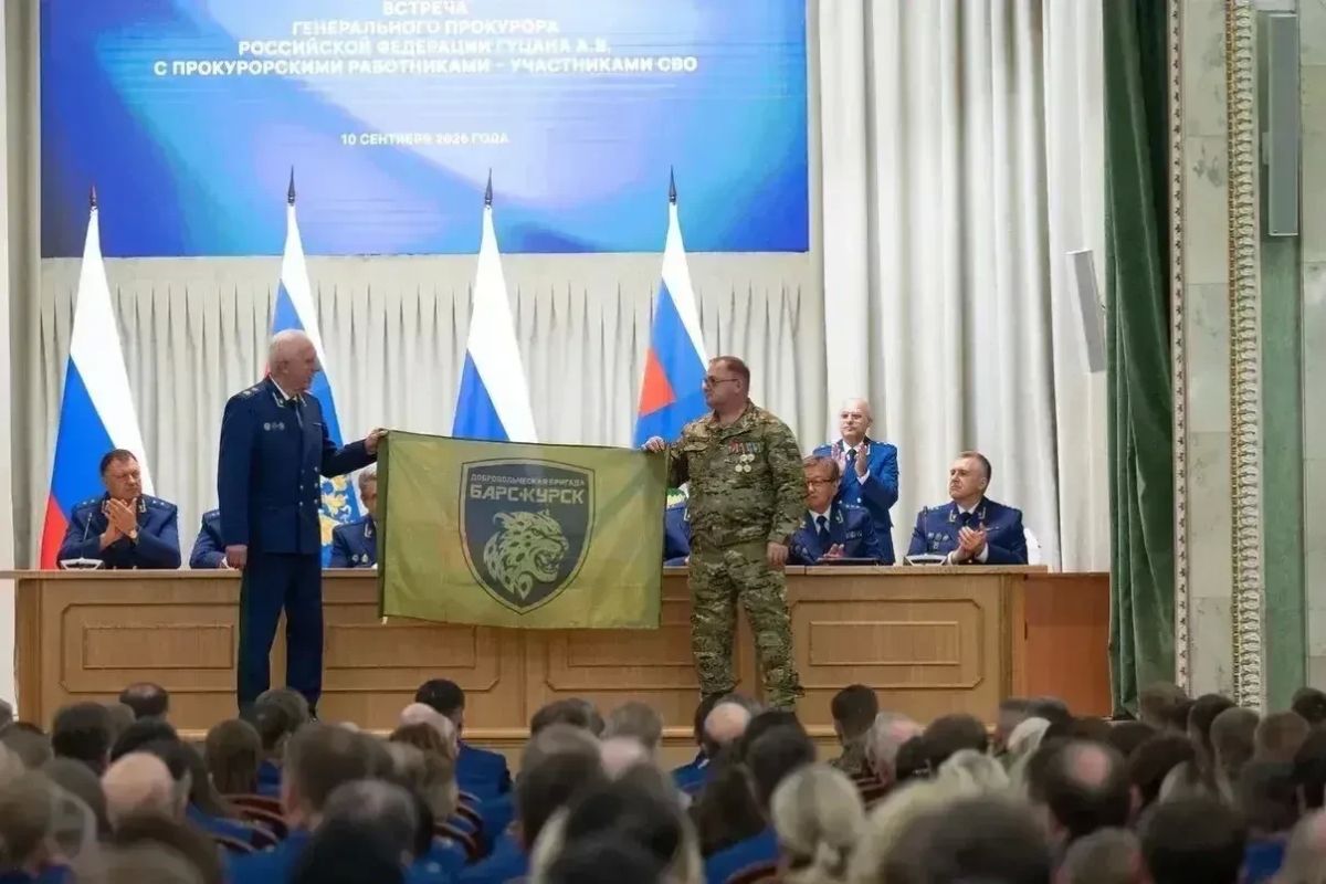 Боец бригады «БАРС-Курск» встретился с Генпрокурором России Александром Гуцаном Боец бригады «БАРС-Курск» встретился с Генпрокурором России Александром Гуцаном