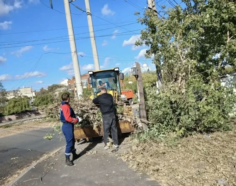 В Курске сотрудники администрации, общественники и горожане навели порядок на улице Малых и во 2-м Суворовском переулке В Курске сотрудники администрации, общественники и горожане навели порядок на улице Малых и во 2-м Суворовском переулке