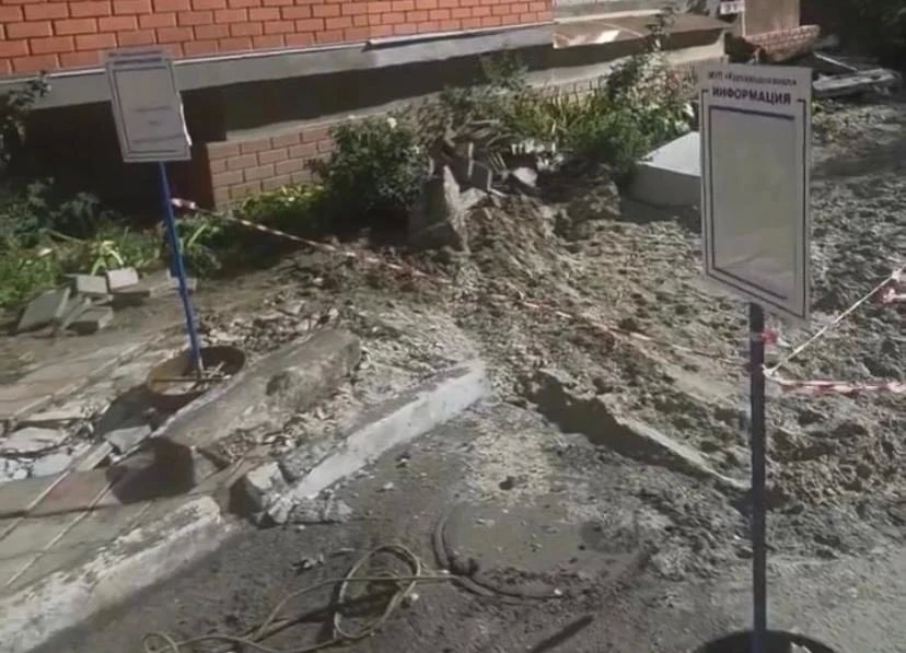 На Орловской,1 в Курске заменили участок канализации На Орловской,1 в Курске заменили участок канализации
