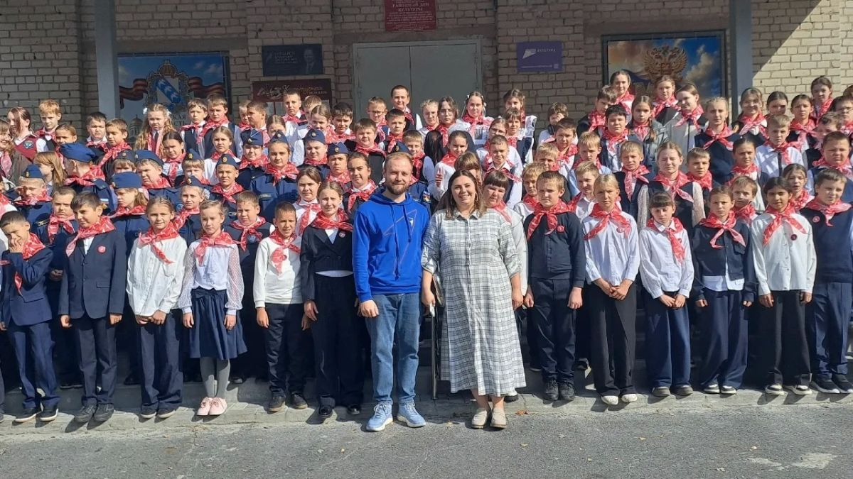В Камышах торжественно приняли пятиклассников в ряды «Движения Первых»!