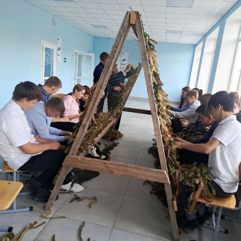 Ученики Верхнелюбажской средней школы активно помогают нашим военнослужащим, участвующим в специальной военной операции Ученики Верхнелюбажской средней школы активно помогают нашим военнослужащим, участвующим в специальной военной операции