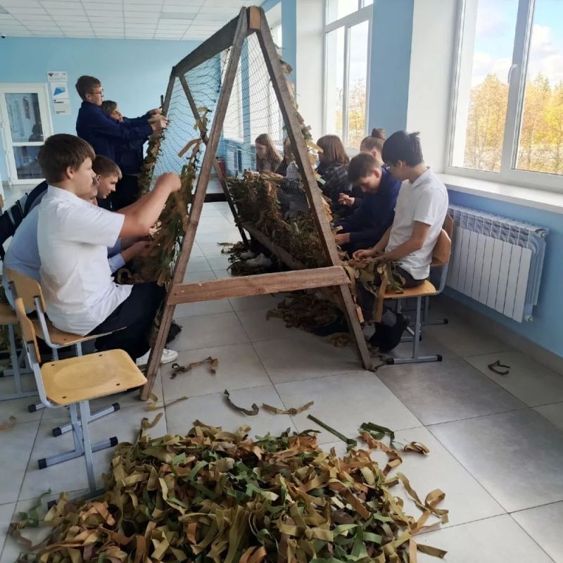 Ученики Верхнелюбажской средней школы активно помогают нашим военнослужащим, участвующим в специальной военной операции