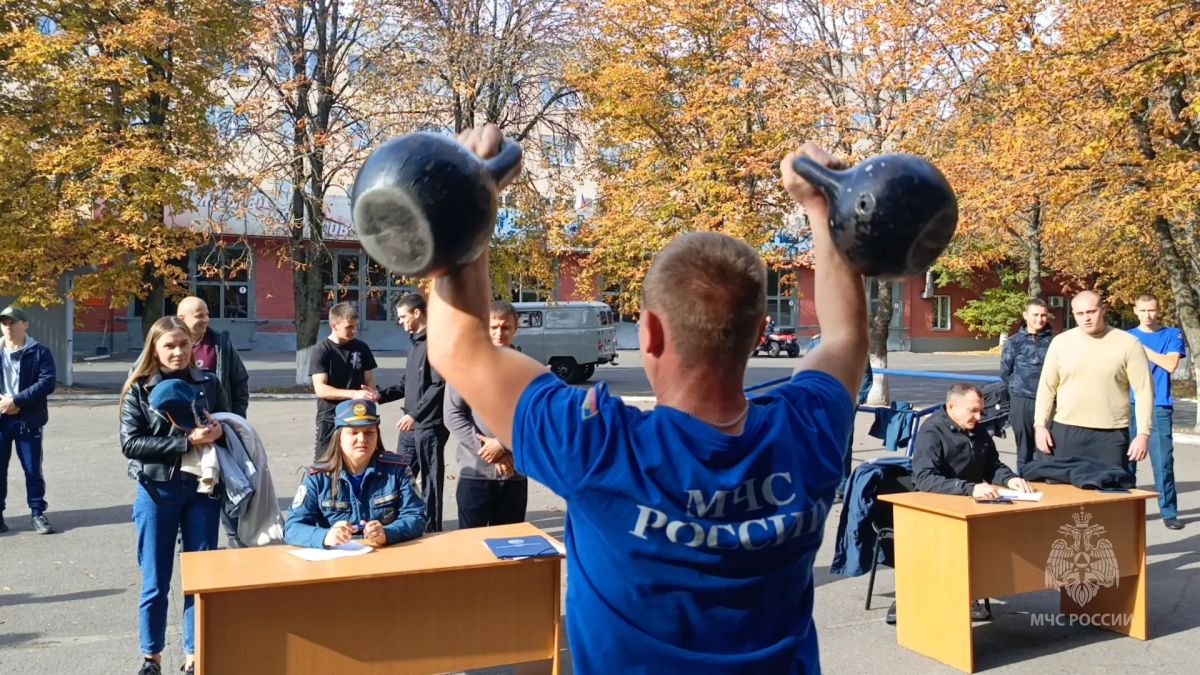 Поднять гирю 110 раз. На базе 1 СПСЧ г. Курска прошел седьмой этап спартакиады регионального управления МЧС России - соревнования по гиревому двоеборью Поднять гирю 110 раз. На базе 1 СПСЧ г. Курска прошел седьмой этап спартакиады регионального управления МЧС России - соревнования по гиревому двоеборью