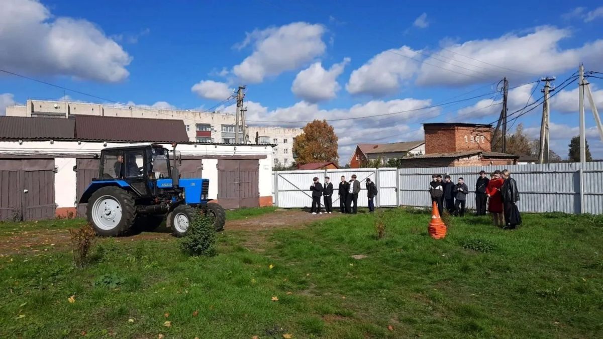 В Фатежский филиал Дмитриевского агротехнологического колледжа на экскурсию пришли учащиеся девятых классов Фатежской школы №2 вместе с их классными руководителями В Фатежский филиал Дмитриевского агротехнологического колледжа на экскурсию пришли учащиеся девятых классов Фатежской школы №2 вместе с их классными руководителями