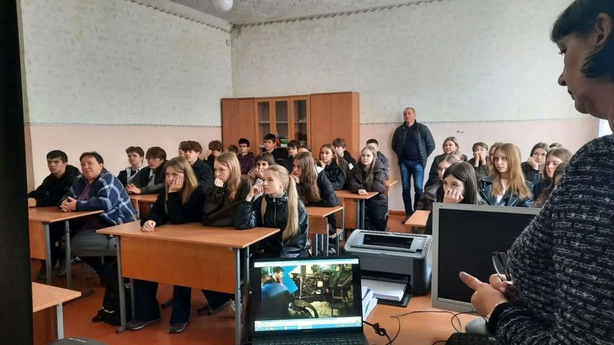 В Фатежский филиал Дмитриевского агротехнологического колледжа на экскурсию пришли учащиеся девятых классов Фатежской школы №2 вместе с их классными руководителями В Фатежский филиал Дмитриевского агротехнологического колледжа на экскурсию пришли учащиеся девятых классов Фатежской школы №2 вместе с их классными руководителями