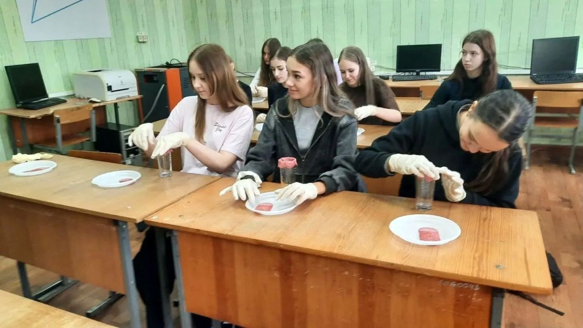 В Фатежский филиал Дмитриевского агротехнологического колледжа на экскурсию пришли учащиеся девятых классов Фатежской школы №2 вместе с их классными руководителями В Фатежский филиал Дмитриевского агротехнологического колледжа на экскурсию пришли учащиеся девятых классов Фатежской школы №2 вместе с их классными руководителями