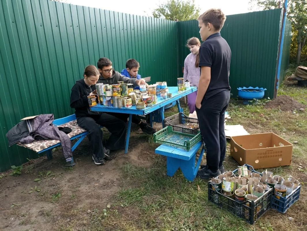 В Хмелевской школе кипит работа: ученики вместе с советником директора по воспитанию Наталией Иштокиной мастерят окопные свечи для наших бойцов на передовой В Хмелевской школе кипит работа: ученики вместе с советником директора по воспитанию Наталией Иштокиной мастерят окопные свечи для наших бойцов на передовой