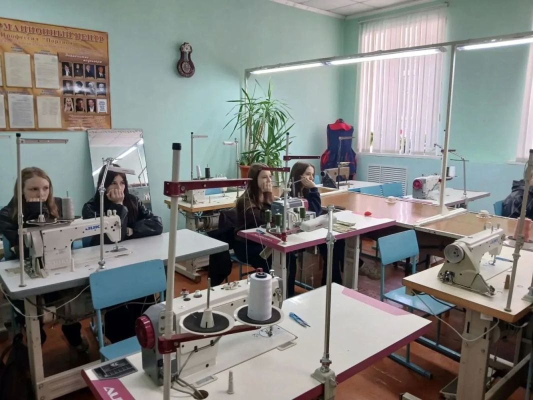 В Фатежский филиал Дмитриевского агротехнологического колледжа на экскурсию пришли учащиеся девятых классов Фатежской школы №2 вместе с их классными руководителями В Фатежский филиал Дмитриевского агротехнологического колледжа на экскурсию пришли учащиеся девятых классов Фатежской школы №2 вместе с их классными руководителями