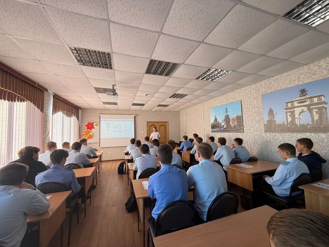 Сегодня состоялась профилактическая беседа представителей проекта «Киберпатруль» со студентами в Курском железнодорожном техникуме – филиале ПГУПС, посвященная безопасному поведению в сети Интернет