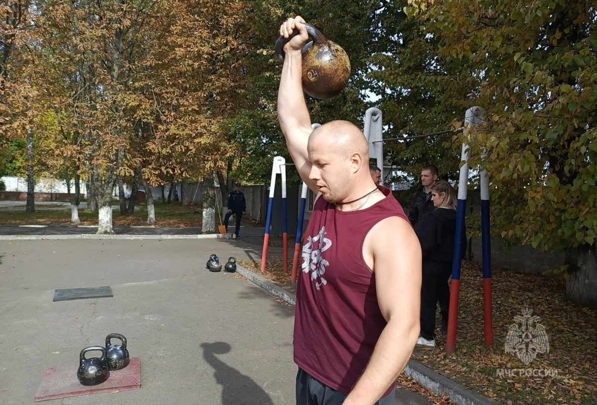 Поднять гирю 110 раз. На базе 1 СПСЧ г. Курска прошел седьмой этап спартакиады регионального управления МЧС России - соревнования по гиревому двоеборью Поднять гирю 110 раз. На базе 1 СПСЧ г. Курска прошел седьмой этап спартакиады регионального управления МЧС России - соревнования по гиревому двоеборью