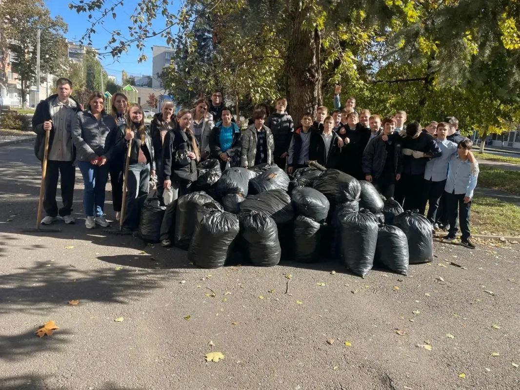 Сотрудники администрации Железнодорожного округа вместе с учениками и педагогами школ № 36, № 8 и № 15 вышли на уборку города Сотрудники администрации Железнодорожного округа вместе с учениками и педагогами школ № 36, № 8 и № 15 вышли на уборку города