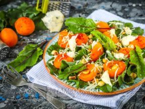 Сладкий абрикос и пикантный сыр: салат, который удивит сочетанием вкусов