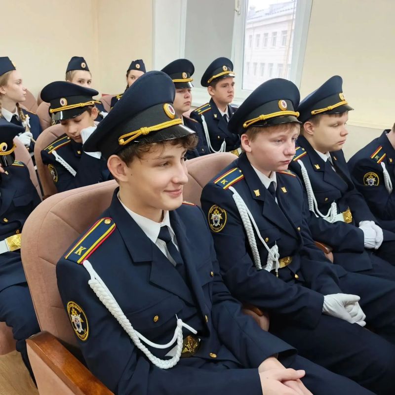 В Курске в школе №42 появились первые кадеты следственного комитета В Курске в школе №42 появились первые кадеты следственного комитета