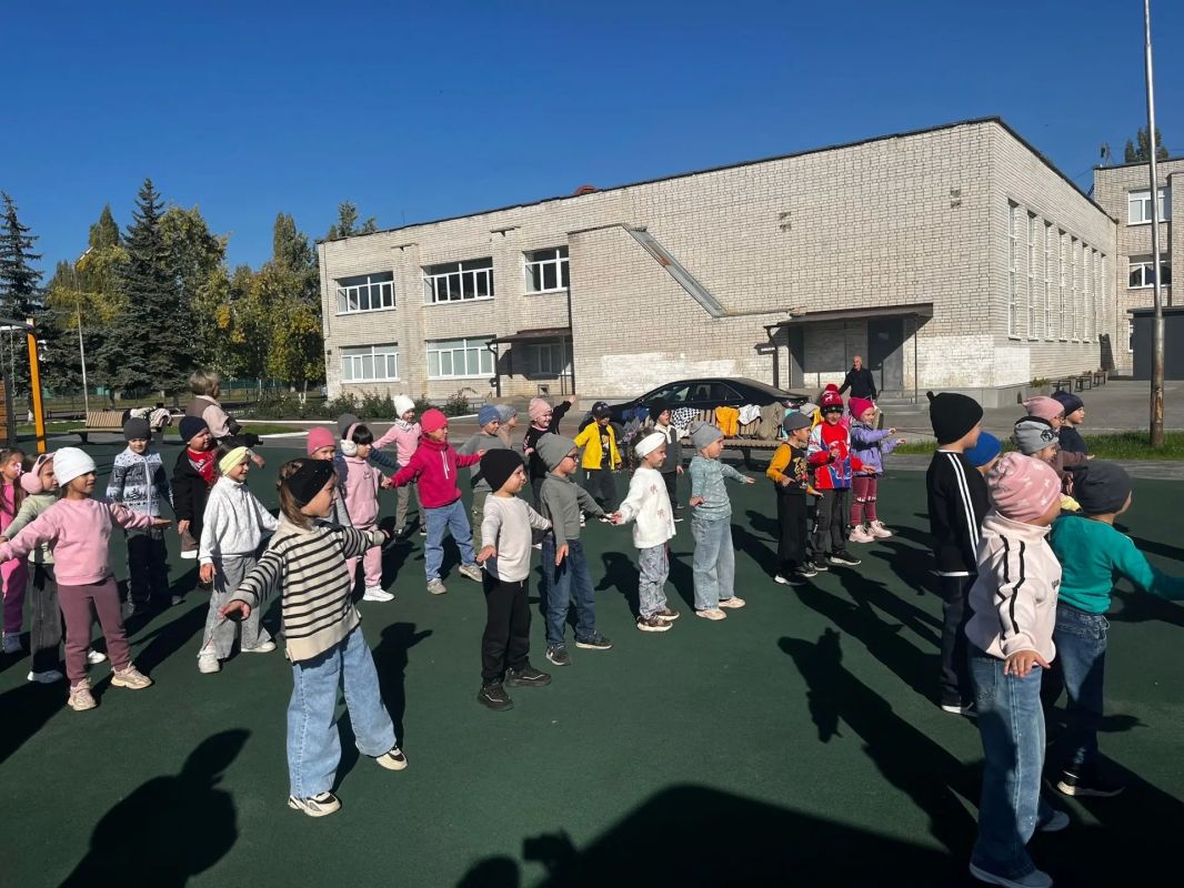 Экскурсия в школу — это всегда маленькое приключение! Сегодня ребята из групп 1, 7 и 11 детского сада «Теремок» ходили на экскурсию в школу № 5. Главное приключение дня — изучение школьного двора на котором появились... Экскурсия в школу — это всегда маленькое приключение! Сегодня ребята из групп 1, 7 и 11 детского сада «Теремок» ходили на экскурсию в школу № 5. Главное приключение дня — изучение школьного двора на котором появились...
