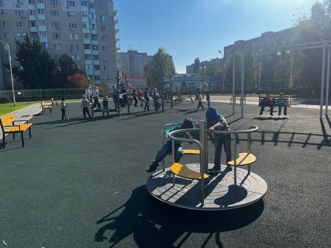Экскурсия в школу — это всегда маленькое приключение! Сегодня ребята из групп 1, 7 и 11 детского сада «Теремок» ходили на экскурсию в школу № 5. Главное приключение дня — изучение школьного двора на котором появились... Экскурсия в школу — это всегда маленькое приключение! Сегодня ребята из групп 1, 7 и 11 детского сада «Теремок» ходили на экскурсию в школу № 5. Главное приключение дня — изучение школьного двора на котором появились...