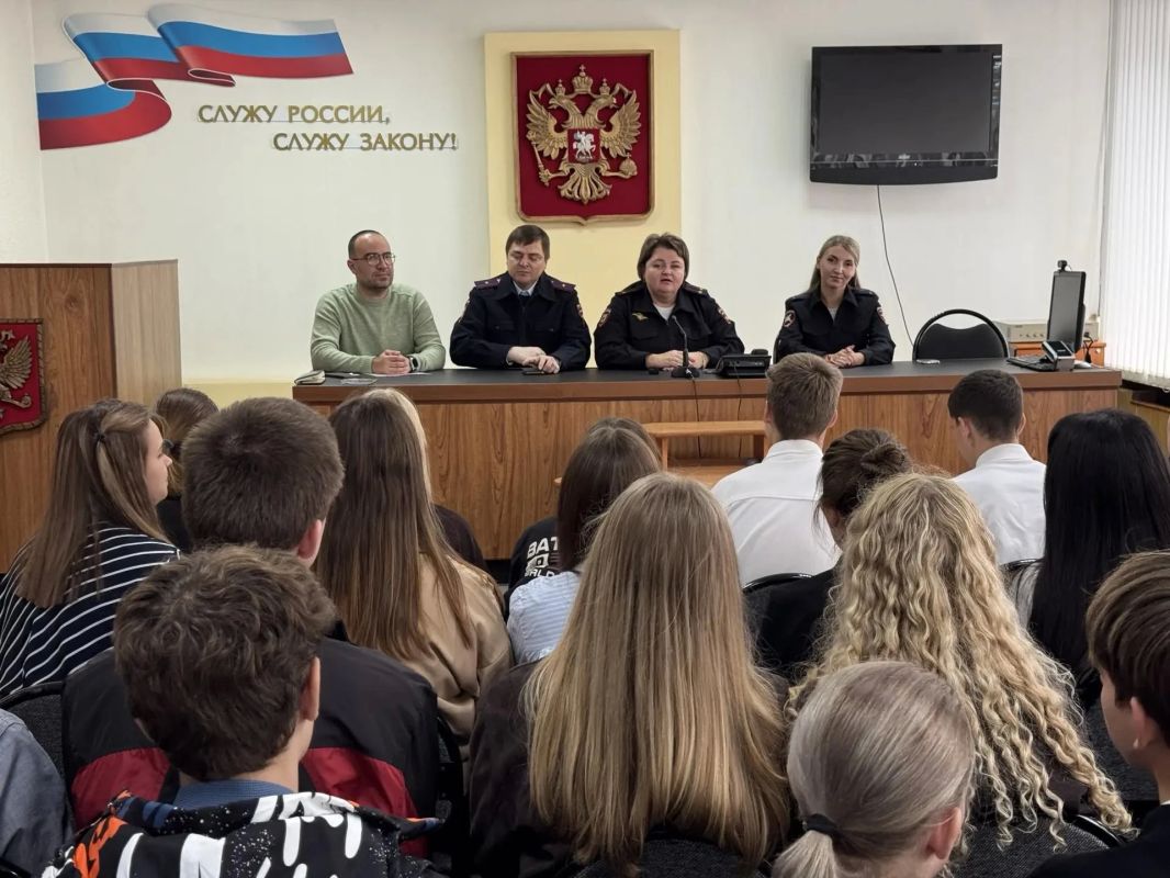 В Железногорске десятиклассники встретились с начальником полиции В Железногорске десятиклассники встретились с начальником полиции