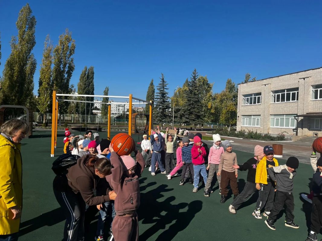Экскурсия в школу — это всегда маленькое приключение! Сегодня ребята из групп 1, 7 и 11 детского сада «Теремок» ходили на экскурсию в школу № 5. Главное приключение дня — изучение школьного двора на котором появились... Экскурсия в школу — это всегда маленькое приключение! Сегодня ребята из групп 1, 7 и 11 детского сада «Теремок» ходили на экскурсию в школу № 5. Главное приключение дня — изучение школьного двора на котором появились...