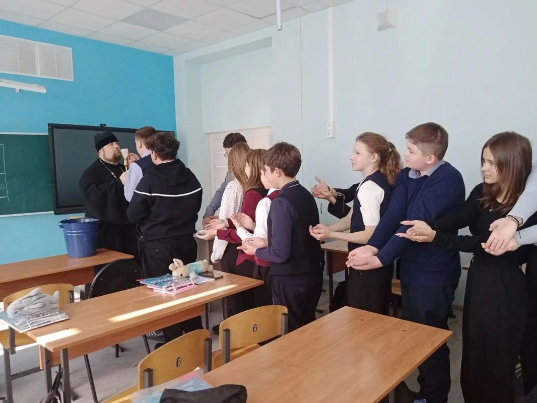 Накануне праздника Покрова Пресвятой Богородицы учащиеся Фатежской школы № 2 встретились с иеромонахом Дамианом (Сухановым), представителем отдела образования и катехизации Железногорской епархии Накануне праздника Покрова Пресвятой Богородицы учащиеся Фатежской школы № 2 встретились с иеромонахом Дамианом (Сухановым), представителем отдела образования и катехизации Железногорской епархии