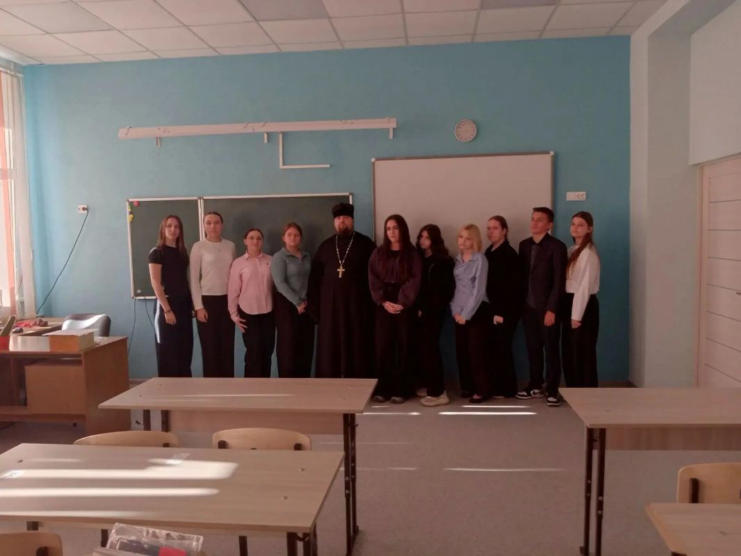 Накануне праздника Покрова Пресвятой Богородицы учащиеся Фатежской школы № 2 встретились с иеромонахом Дамианом (Сухановым), представителем отдела образования и катехизации Железногорской епархии Накануне праздника Покрова Пресвятой Богородицы учащиеся Фатежской школы № 2 встретились с иеромонахом Дамианом (Сухановым), представителем отдела образования и катехизации Железногорской епархии
