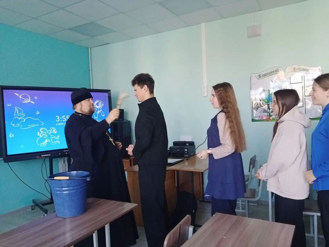 Накануне праздника Покрова Пресвятой Богородицы учащиеся Фатежской школы № 2 встретились с иеромонахом Дамианом (Сухановым), представителем отдела образования и катехизации Железногорской епархии Накануне праздника Покрова Пресвятой Богородицы учащиеся Фатежской школы № 2 встретились с иеромонахом Дамианом (Сухановым), представителем отдела образования и катехизации Железногорской епархии