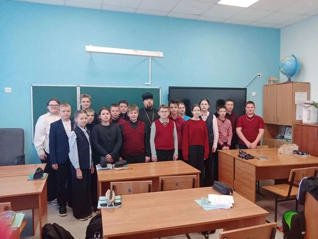 Накануне праздника Покрова Пресвятой Богородицы учащиеся Фатежской школы № 2 встретились с иеромонахом Дамианом (Сухановым), представителем отдела образования и катехизации Железногорской епархии Накануне праздника Покрова Пресвятой Богородицы учащиеся Фатежской школы № 2 встретились с иеромонахом Дамианом (Сухановым), представителем отдела образования и катехизации Железногорской епархии