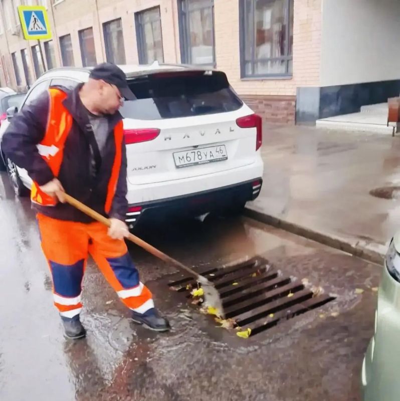 Коммунальщики Курска перешли на усиленный режим уборки города Коммунальщики Курска перешли на усиленный режим уборки города