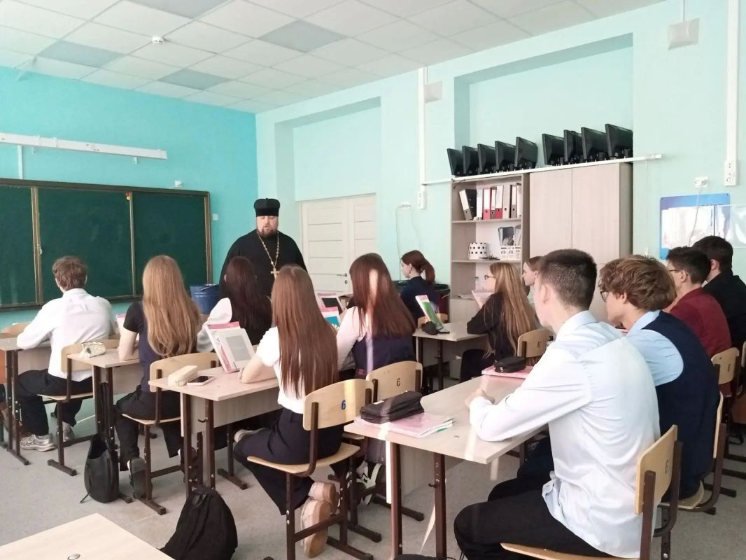 Накануне праздника Покрова Пресвятой Богородицы учащиеся Фатежской школы № 2 встретились с иеромонахом Дамианом (Сухановым), представителем отдела образования и катехизации Железногорской епархии Накануне праздника Покрова Пресвятой Богородицы учащиеся Фатежской школы № 2 встретились с иеромонахом Дамианом (Сухановым), представителем отдела образования и катехизации Железногорской епархии